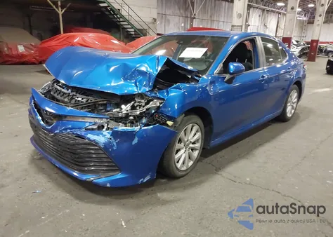 2020 Toyota Camry Le z USA, uszkodzony, nr VIN 4T1C11AK1LU324762